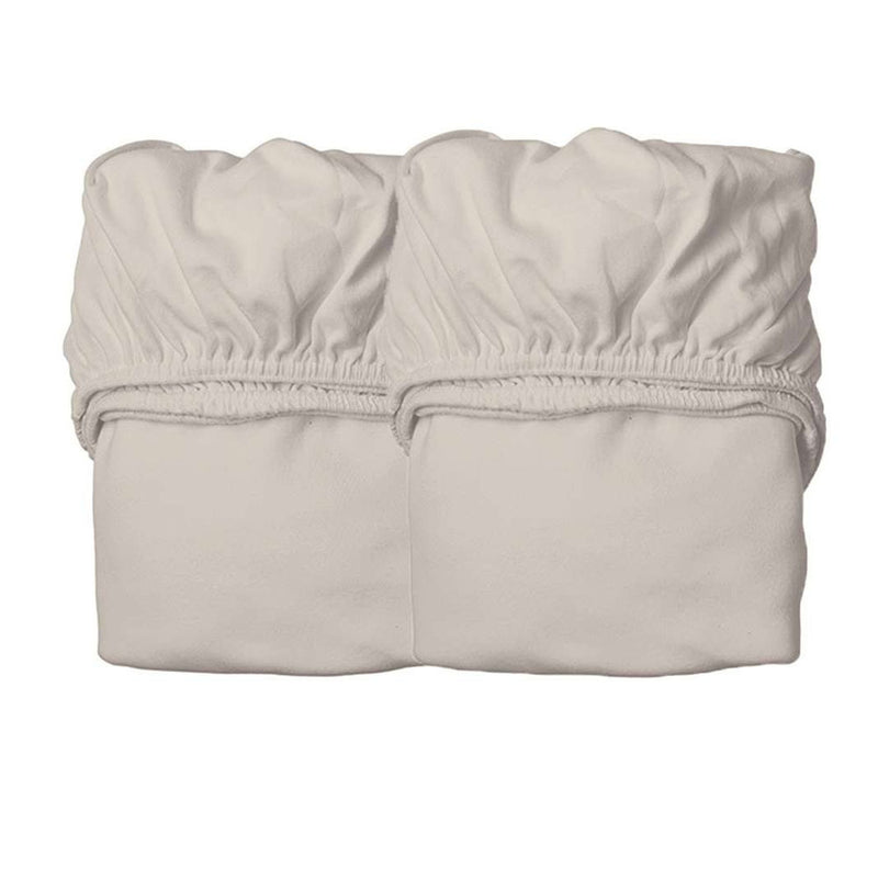The Leander Junior Bed Organic Fitted Sheet 2pk by Leander features two white organic cotton sheets with gathered elastic edges, designed to fit the Leander Classic junior bed or any 140x70 cm mattress.