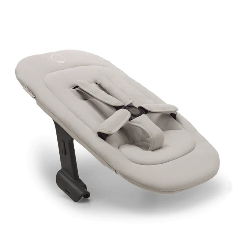 The Bugaboo Giraffe Newborn Set V26 by Bugaboo is a light gray baby bouncer with an ergonomic cocoon, 5-point harness, adjustable recline, and black support leg, shown against a plain white background.
