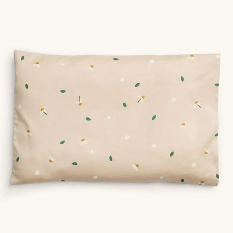 The ErgoPouch Pillow Case Daisy Sprinkle by ErgoPouch is a beige, GOTS certified organic cotton pillowcase adorned with white chamomile flowers and green leaves for a non-toxic, comfortable sleep.