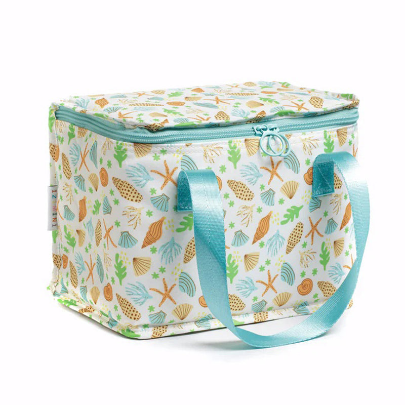 The IZIMINI Sailor Lunch Bag by IZIMINI is a BPA-free rectangular kids’ lunch bag with light blue handles and zipper, featuring a pastel beach-themed pattern with seashells, starfish, and seaweed—ideal for school or outings.