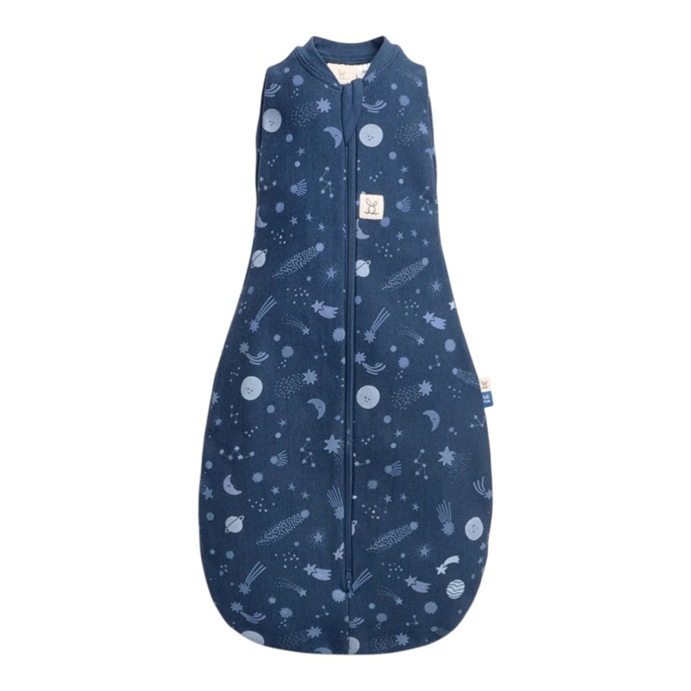 The ErgoPouch 1.0 Tog Cocoon Starbeam by ErgoPouch is a navy blue organic cotton sleeveless baby swaddle bag with a central zipper and light blue celestial star, moon, planet, and constellation designs—ideal for cozy newborn sleep.